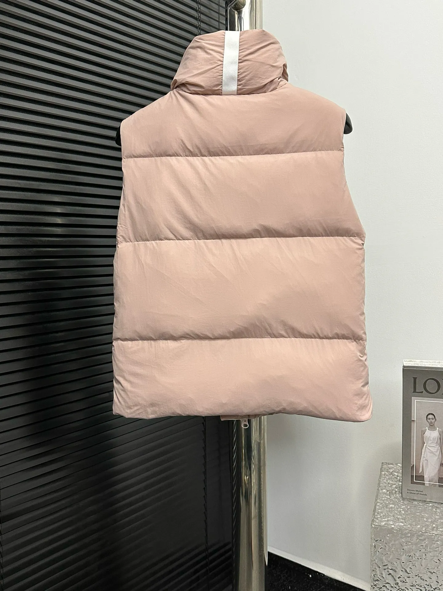 P490 【CANADA GOOSE】PASTELS white label series down vest. The white label series is a capsule limited series and the most popular PASTELS series this year. The chest labels are all white badges with pure silicone texture. The pattern has a strong contrast between concave and convex. The topographic map of Canada on the badge is lifelike. The plastic material used for currency logos on the market is very hard to the touch! Our original independent order accessories are all one-to-one customized original accessories. The imported YKK zippers have correct teeth, while the teeth of the fake zippers are very thick. The zipper webbing logo is printed with 3M fluorescent printing, and the original custom-made washable label. The placket webbing and wiring details are all restored to the original ones. Size: XS S M L XL XXL